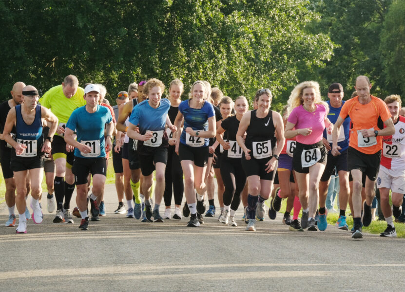 De start voor deelnemers 15 jaar en ouder aan de hardloopwedstrijd in Nijelamer.